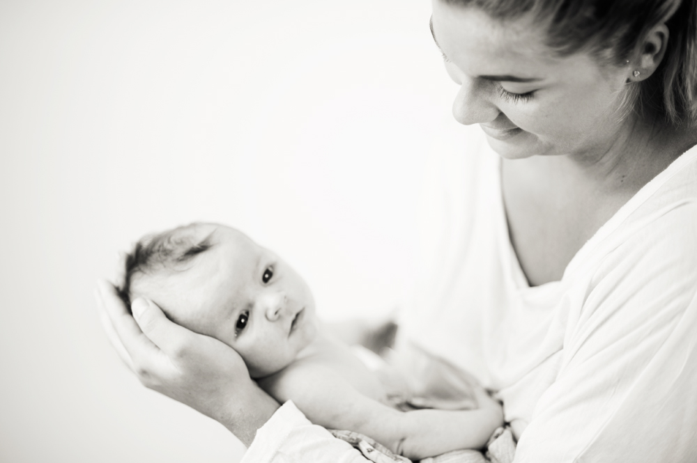 nyfödd med mamma Nyföddfotograf Bodil Bergman Hughes